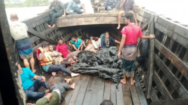 মেঘনা নদীতে ট্রলার ডুবির ঘটনায় দুই পুলিশ সদস্যসহ নিখোঁজ রয়েছেন ১৯ যাত্রী