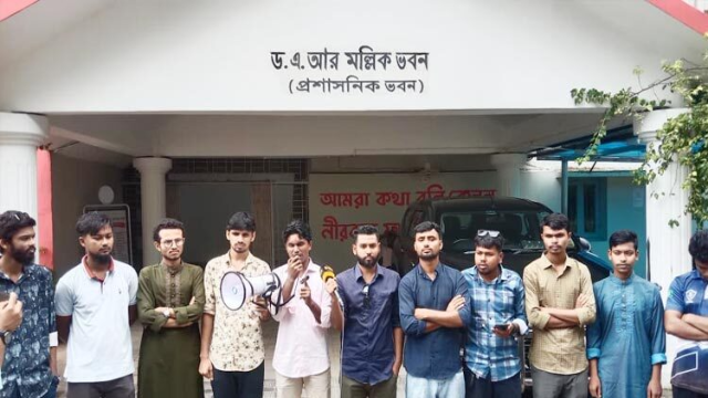চাকসু নির্বাচনের তফসিল ঘোষণার দাবিতে চবি শিক্ষার্থীদের মানববন্ধন