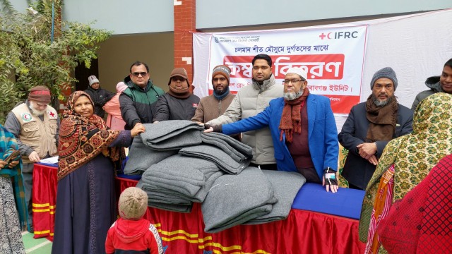 চাঁপাইনবাবগঞ্জে রেড ক্রিসেন্ট সোসাইটির উদ্যোগে শীতার্তদের মাঝে কম্বল বিতরণ