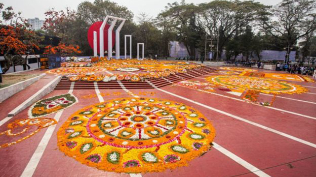 ফুলের সমারোহে মুখর কেন্দ্রীয় শহীদ মিনার