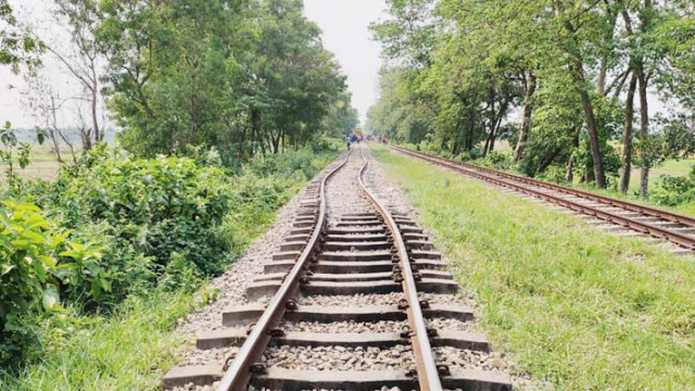 আবারও বেঁকে গেছে রেললাইন;ট্রেন চলাচল বন্ধ।