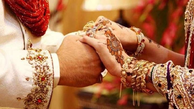 ১৫ ঘন্টা অনেশনের পর বউ হয়ে বাড়িতে ঢুকেন