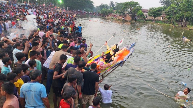 বিসর্জনের মধ্য দিয়ে শেষ হলো শারদীয় দুর্গোৎসব