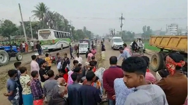 বাবার সঙ্গে  বেড়াতে গিয়ে সড়ক দুর্ঘটনায় মেয়ের মৃত্যু