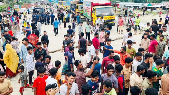 চাঁপাইনবাবগঞ্জ-রাজশাহী রুটে বাস চলাচল বন্ধ, চরম ভোগান্তিতে যাত্রীরা