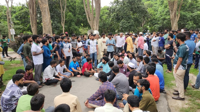 রুয়া নির্বাচন স্থগিতের প্রতিবাদে উপাচার্যের বাসভবনের সামনে অবস্থান