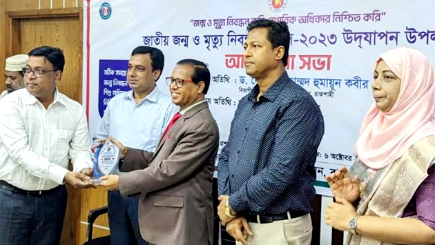 রাজশাহী বিভাগীয় কমিশনারের কার্যালয়ে ‘শ্রেষ্ঠ পৌরসভা’র সম্মাননা স্মারক গ্রহণ করছেন পৌর মেয়র সৈয়দ মনিরুল ইসলাম